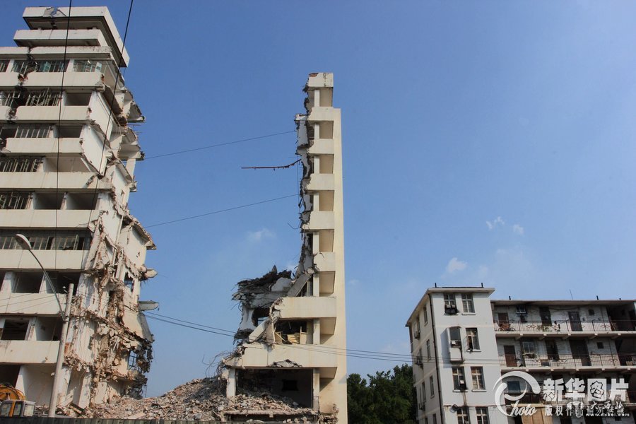 武汉拆迁闹市惊现“楼片片”