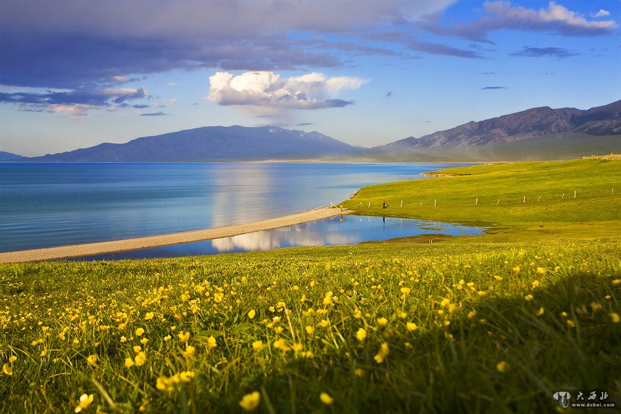 北倚天山雪峰的伊宁市