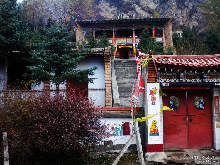 娘娘山与老爷山对峙