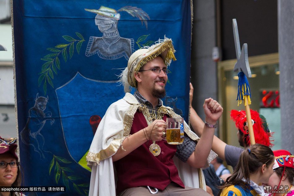 意大利民众着传统服饰庆圣约翰节