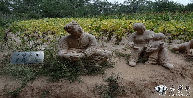 二婶子的幸福生活--镶嵌在田头的雕塑艺术