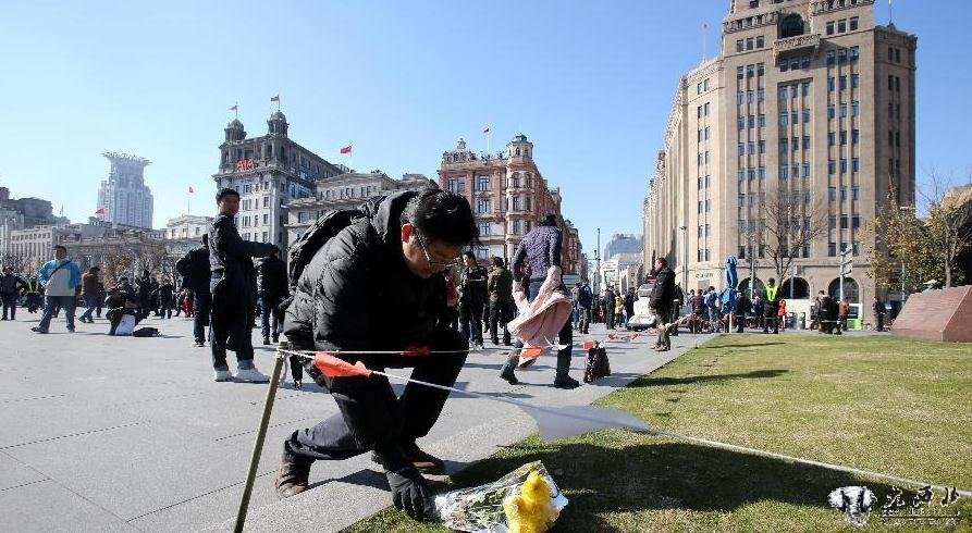 上海市民献花祭奠遇难者