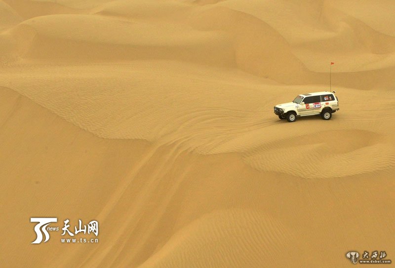 塔克拉玛干沙漠上演“速度与激情”