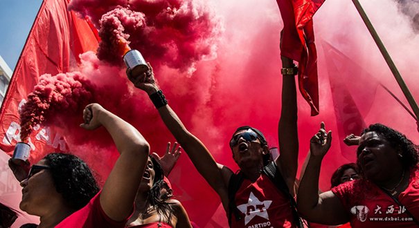 巴西前总统卢拉支持者组织集会 放红色烟雾以示支持