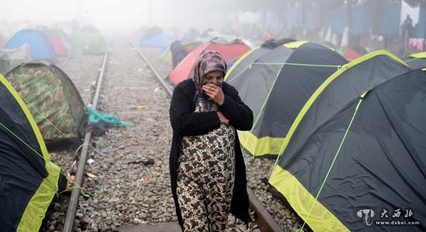 难民在希腊与马其顿边境等待通行