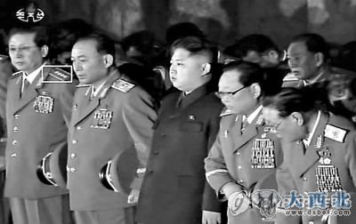 金正恩的姑父张成泽(圈中人)首次身穿大将军服亮相 金正恩的姑父张成泽(圈中人)首次身穿大将军服亮相