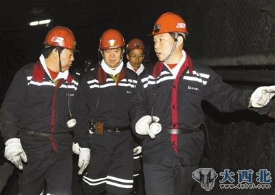2010年5月27日,时任山西焦煤集团董事长、党委书记的白培中(右一)到西山煤电督导调研安全生产工作。 2010年5月27日,时任山西焦煤集团董事长、党委书记的白培中(右一)到西山煤电督导调研安全生产工作。