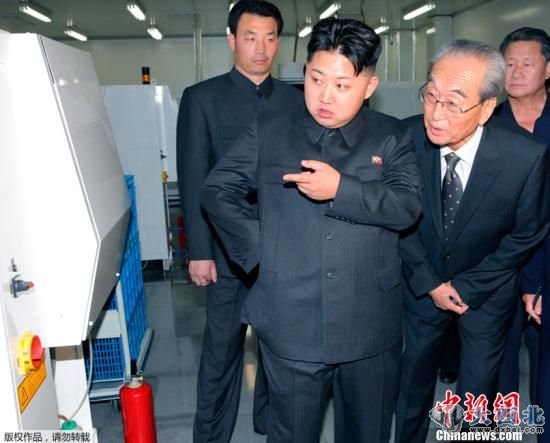 图为朝中社2011年9月11日发布的照片显示,金正恩视察平壤Mokran视频公司。 图为朝中社2011年9月11日发布的照片显示,金正恩视察平壤Mokran视频公司。
