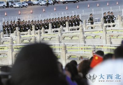 昨日7时30分许,国旗护卫队在军乐队的伴奏下,整齐地迈步走向广场旗杆。本报记者 王贵彬 摄 昨日7时30分许,国旗护卫队在军乐队的伴奏下,整齐地迈步走向广场旗杆。本报记者 王贵彬 摄