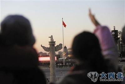 昨日,天安门观礼台,一位小同学向国旗行队礼。本报记者 王贵彬 摄 昨日,天安门观礼台,一位小同学向国旗行队礼。本报记者 王贵彬 摄