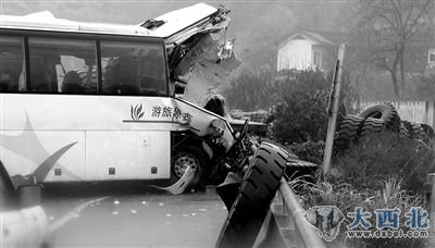 沪昆高速湖南段车祸13人遇难，图为事故现场（视频截图）。新华社发 李少波 摄