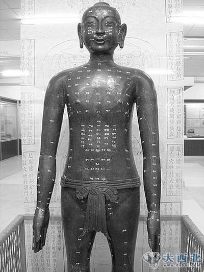 资料图:北京某博物馆收藏的标有人体穴位的铜人模型