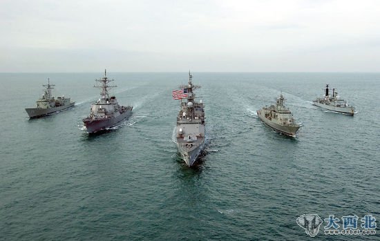 资料图：美国海军第五舰队舰艇正在与澳大利亚和英国海军舰艇联合在波斯湾巡逻。