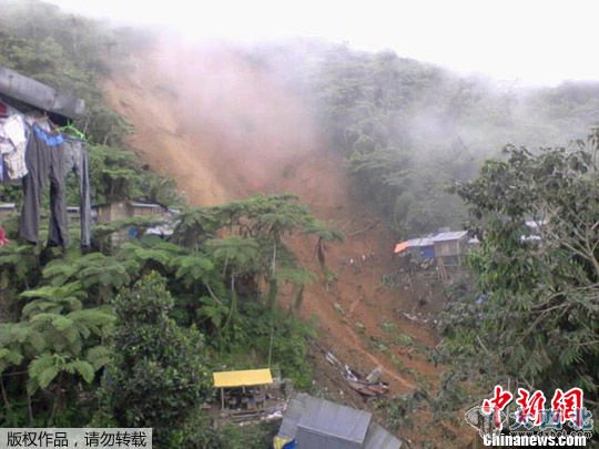 菲律宾南部康波斯特拉谷省潘图坎市5日凌晨发生山体滑坡,当地官员透露,已经至少有25人死亡,另外可能有大约100人在被掩埋后失踪。图为一处滑坡区域。 菲律宾南部康波斯特拉谷省潘图坎市5日凌晨发生山体滑坡,当地官员透露,已经至少有25人死亡,另外可能有大约100人在被掩埋后失踪。图为一处滑坡区域。