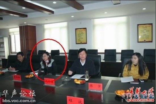 图中红圈者为副市长曾伟昕。 网友供图 图中红圈者为副市长曾伟昕。 网友供图