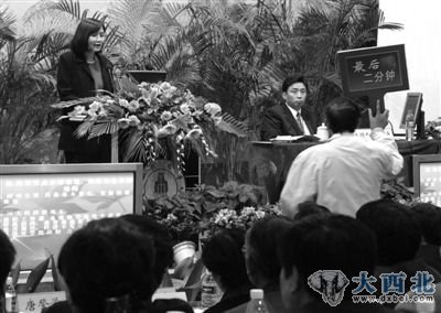 2004年11月,四川大学举行公选副校长述聘及民主测评大会,工作人员提醒述聘答辩者离规定时限还有两分钟。资料图片 2004年11月,四川大学举行公选副校长述聘及民主测评大会,工作人员提醒述聘答辩者离规定时限还有两分钟。资料图片