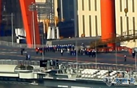 资料图:中国航母空勤身着美式马甲。