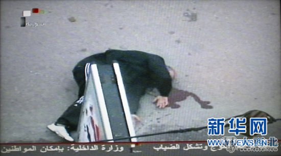 这是2012年1月11日拍摄的叙利亚电台播放的记者团在霍姆斯遇袭后的画面。新华社记者李木子摄 这是2012年1月11日拍摄的叙利亚电台播放的记者团在霍姆斯遇袭后的画面。新华社记者李木子摄