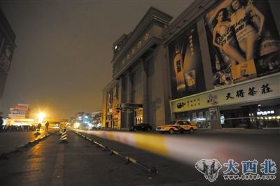 事发地某夜总会四周,已被拉起了警戒线。郭新 摄 事发地某夜总会四周,已被拉起了警戒线。郭新 摄