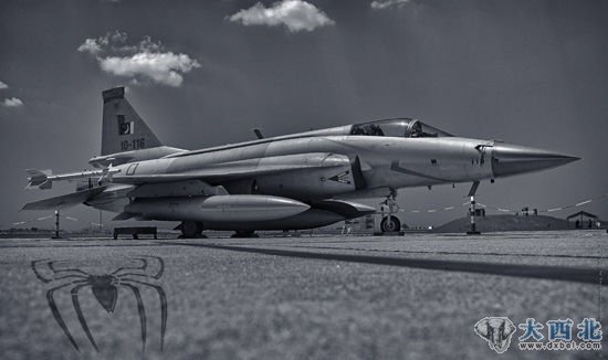 文章称,美国向巴提供贷款用于购买中国JF-17战机和预警机等武器装备。