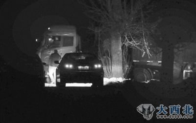 1月12日晚,前黑龙庙村暗道,超载大货司机给轿车旁一男子递东西,多位货车司机证实,每辆车要交数百元。 1月12日晚,前黑龙庙村暗道,超载大货司机给轿车旁一男子递东西,多位货车司机证实,每辆车要交数百元。