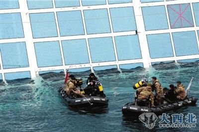 1月15日,意大利吉利奥岛,意大利海岸警卫队的潜水员正在进行救援工作。图/人民图片 1月15日,意大利吉利奥岛,意大利海岸警卫队的潜水员正在进行救援工作。图/人民图片