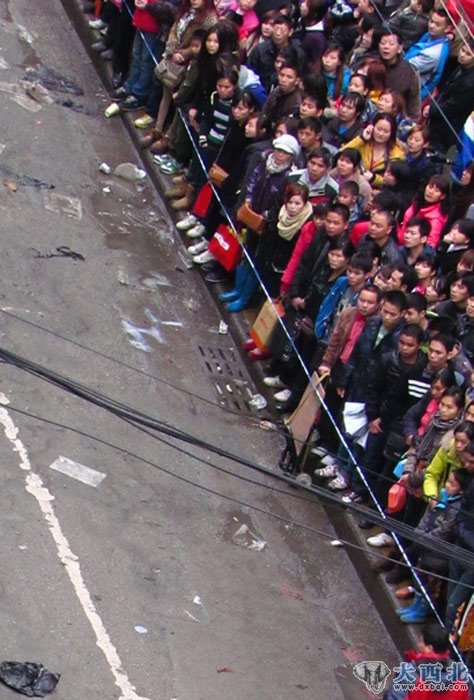 南宁一失控本田车连撞28路人