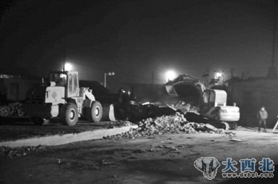 站在乡政府院墙上看到,两辆铲车正收拾焚烧后的废墟。 站在乡政府院墙上看到,两辆铲车正收拾焚烧后的废墟。