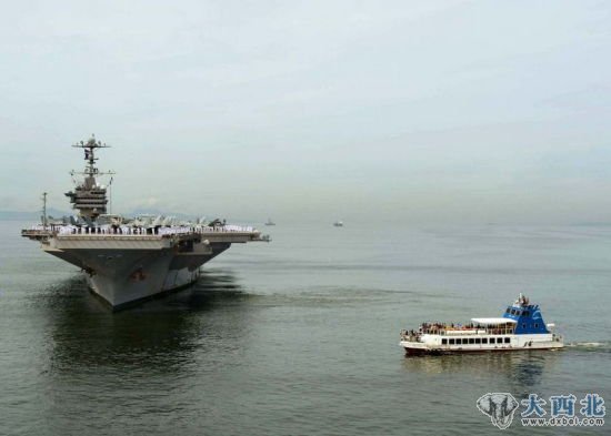 资料图:华盛顿号航母与一艘菲律宾渡船