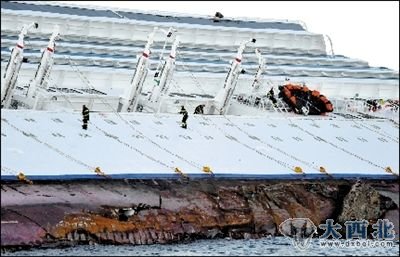 1月17日,救援人员在触礁搁浅的邮轮上继续搜救工作。 新华社发 1月17日,救援人员在触礁搁浅的邮轮上继续搜救工作。 新华社发