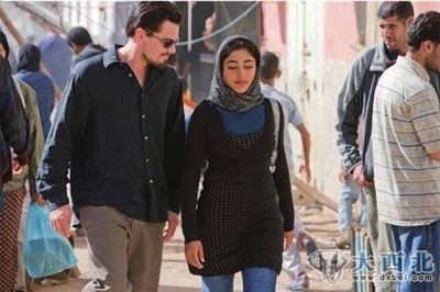 《谎言之躯》剧照,莱昂纳多和格什菲在一起。 《谎言之躯》剧照,莱昂纳多和格什菲在一起。