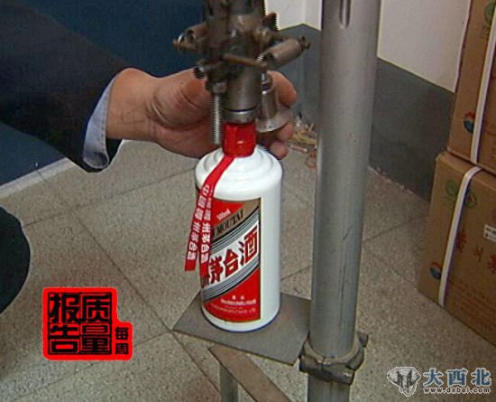 假酒正在灌装 假酒正在灌装