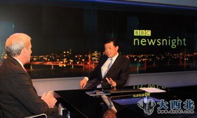 驻英国大使刘晓明在BBC“新闻之夜”(NEWSNIGHT)演播室接受该节目著名主持人帕克斯曼(Jeremy Paxman)直播专访。 驻英国大使刘晓明在BBC“新闻之夜”(NEWSNIGHT)演播室接受该节目著名主持人帕克斯曼(Jeremy Paxman)直播专访。