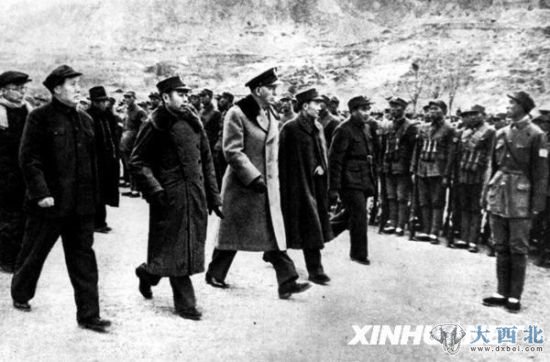 1946年,周恩来在延安陪同马歇尔上将检阅解放军。
