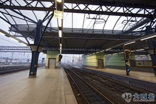 2012年1月30日,比利时布鲁塞尔,火车站空旷的站台。 2012年1月30日,比利时布鲁塞尔,火车站空旷的站台。