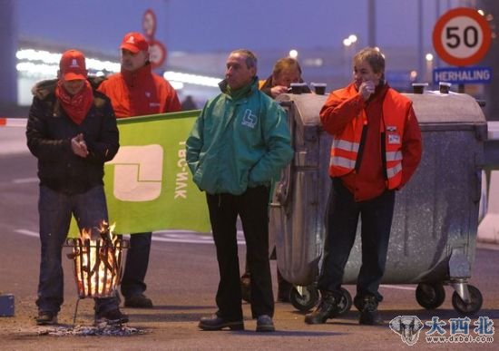 2012年1月30日,比利时布鲁塞尔,货运工业季度,罢工者站在马路对面。 2012年1月30日,比利时布鲁塞尔,货运工业季度,罢工者站在马路对面。