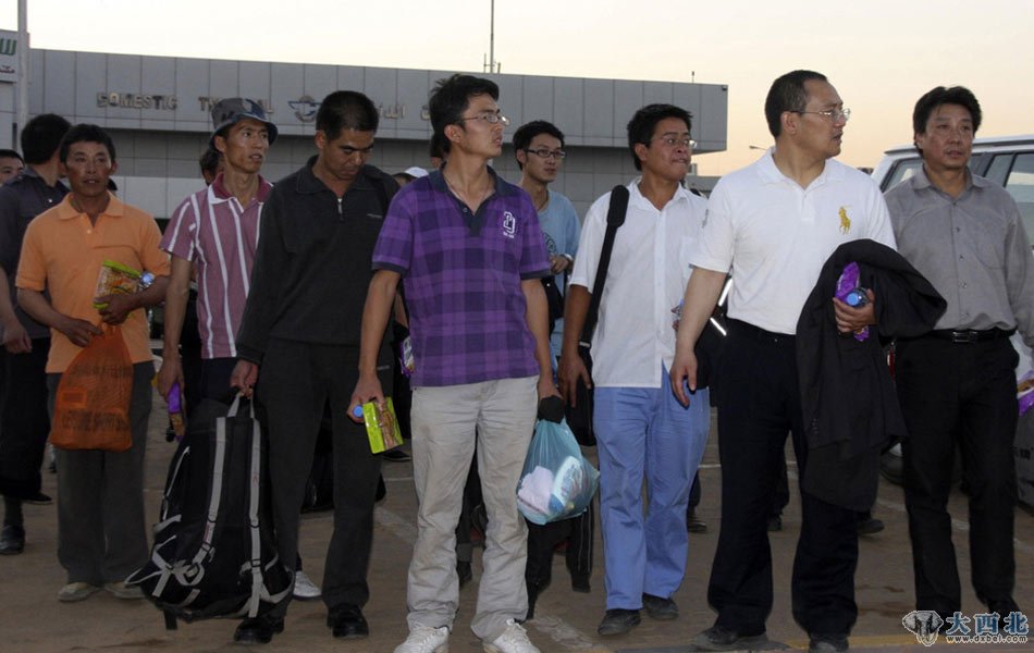 1月30日,苏丹南科尔多凡州遭到反政府武装袭击的17名中方人员30日晚乘坐包机抵达喀土穆。在发生袭击时,这17名员工由于及时躲藏到工地附近而没有被反政府武装发现。他们于29日被苏丹政府军找到。图为中水电集团公司部分员工抵达苏丹喀土穆国际机场。 1月30日,苏丹南科尔多凡州遭到反政府武装袭击的17名中方人员30日晚乘坐包机抵达喀土穆。在发生袭击时,这17名员工由于及时躲藏到工地附近而没有被反政府武装发现。他们于29日被苏丹政府军找到。图为中水电集团公司部分员工抵达苏丹喀土穆国际机场。