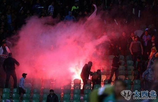 埃及塞得港1日爆发球迷骚乱,造成至少74人死亡。 埃及塞得港1日爆发球迷骚乱,造成至少74人死亡。