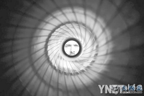 1月23日,在印度卡萨举行的军事展览会上,一名军人在一个火箭发射 1月23日,在印度卡萨举行的军事展览会上,一名军人在一个火箭发射