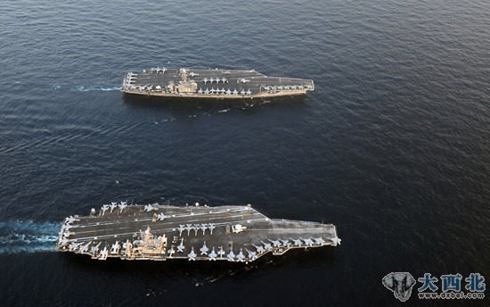 资料图:1月19日,美国航空母舰“林肯号”与已在阿拉伯海上的美国航母“卡尔‧文森号”会师。