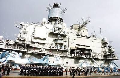 “库兹涅佐夫”号航空母舰8日停泊在叙利亚塔尔图斯港附近,接受港内俄罗斯海军补给站的补给。新华社/路透