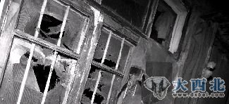 事发现场,玻璃已经粉碎。 事发现场,玻璃已经粉碎。