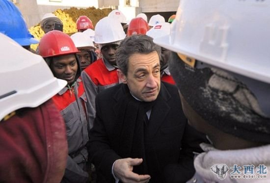 爱丽舍宫发言人否认有关萨科齐试图借助黑人“工人”来提高支持率的说法,称这种说辞是“政治谎言”。 爱丽舍宫发言人否认有关萨科齐试图借助黑人“工人”来提高支持率的说法,称这种说辞是“政治谎言”。