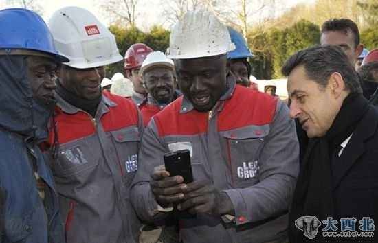 萨科齐因涉嫌雇佣约60名黑人“工人”来追捧自己而备受指责 萨科齐因涉嫌雇佣约60名黑人“工人”来追捧自己而备受指责