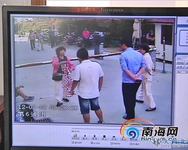 小区监控录像显示,2月2日9时28分,羊栏派出所民警出现在案发现场(南海网记者邓松摄)