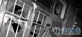 事发现场,玻璃已经粉碎。