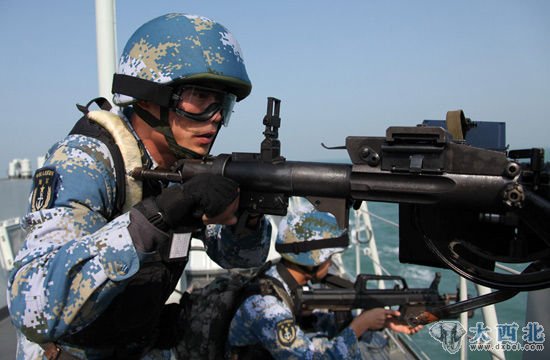 资料图:海军护航编队特战队员机枪手准备射击