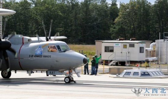 2011年9月27日，美军新泽西州麦圭尔-迪克斯-莱克赫斯特联合基地（McGuire-Dix-Lakehurst），一架E-2D“先进鹰眼”预警机从全尺寸模拟航母甲板上设置的电磁弹射器弹射，成功弹射起飞。