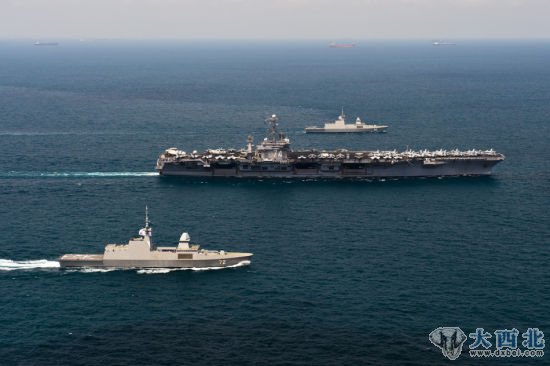 资料图:1月30日,美国海军斯坦尼斯号航母穿越马六甲海峡。