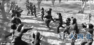 视频截图显示,在伊朗一家忍者俱乐部中,众多女学员在学习忍术。 视频截图显示,在伊朗一家忍者俱乐部中,众多女学员在学习忍术。